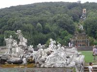 Kaskade und Brunnenfiguren im Park von Caserta