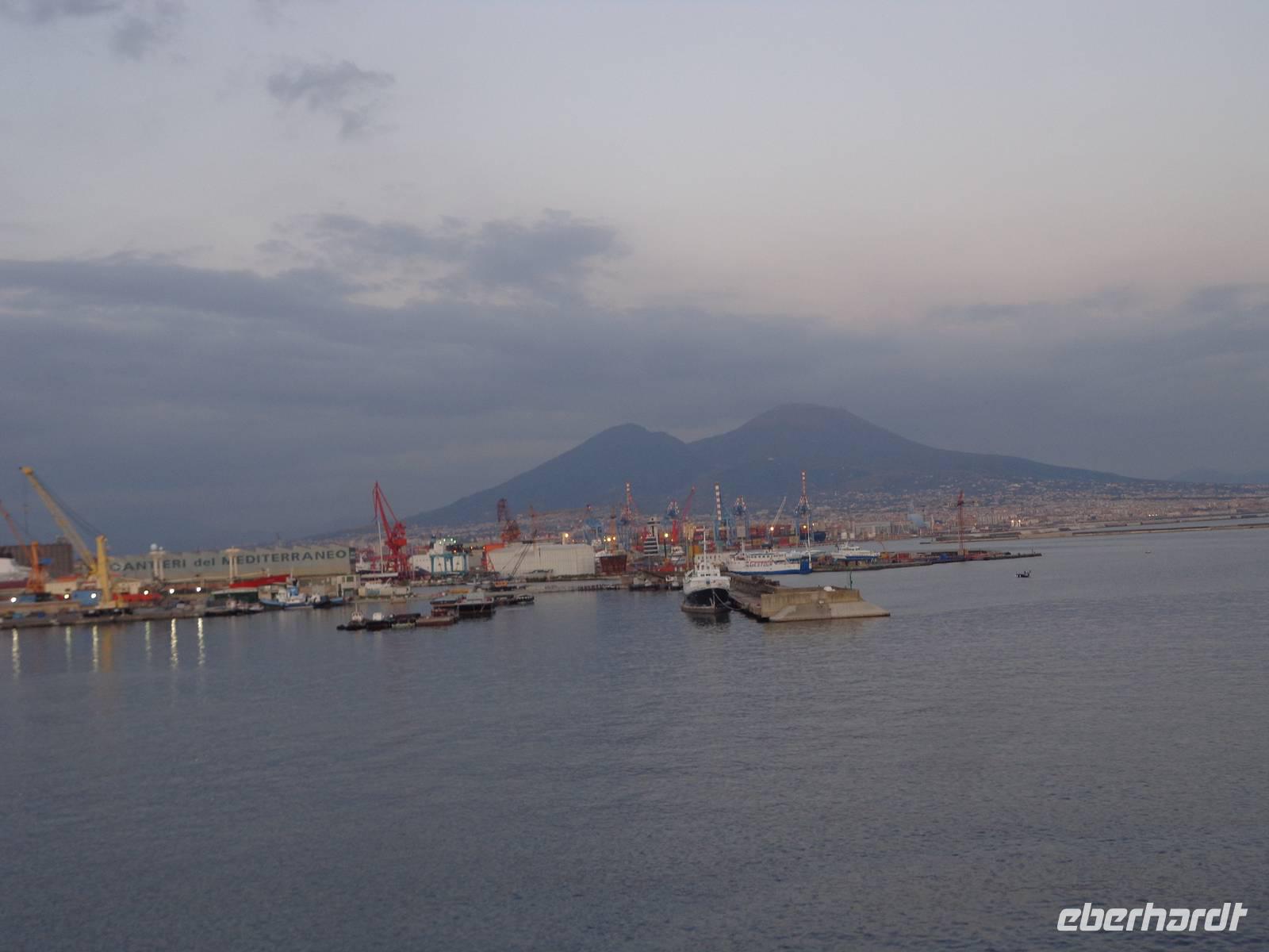 Hafen von Neapel mit Vesuv
