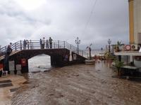 Der Sinn dieser Brücke erschloß sich erst durch das Unwetter.