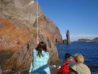 haarscharf an den Felsen  vorbei