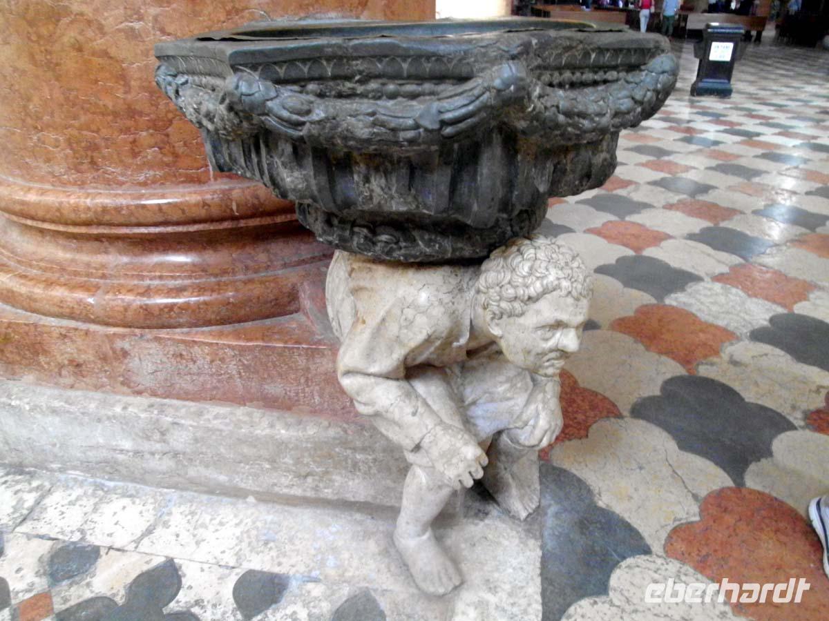 Weihwasserbecken in Sant´Anastasia