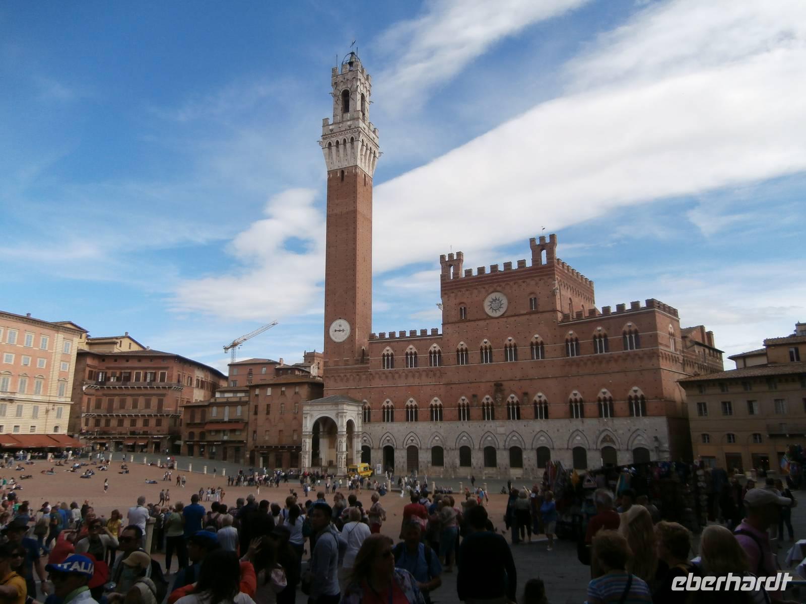 Siena-Piazza del Campo mit Rathaus