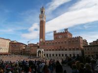 Siena-Piazza del Campo mit Rathaus