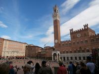 Siena-Piazza del Campo mit Rathaus