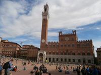Siena-Piazza del Campo mit Rathaus