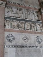 Lucca Szene am Dom Tierkreiszeichen