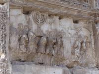 Titusbogen - hier Darstellung Römer bringen wichtiges Heiligtum (siebenarmiger Leuchter) der Juden nach Rom