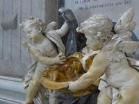 Weihwasserbecken im Petersdom mit Putten