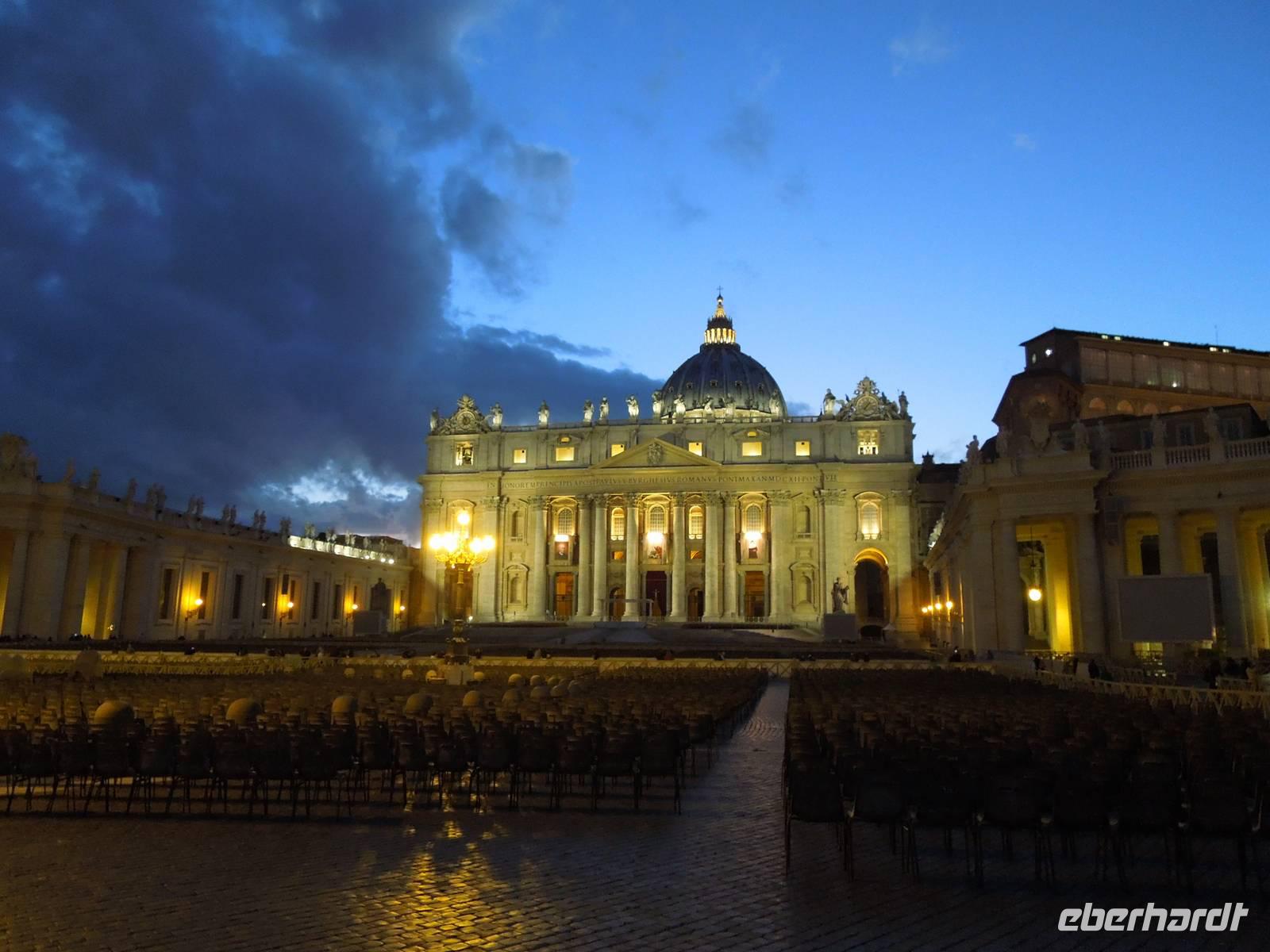 156 Petersdom bei Nacht