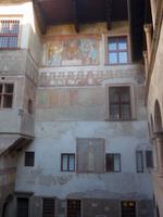 Innenhof mit Darstellung der Fürstbischöfe