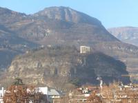 Blick von der Loggia auf Mausoleo di Cesare Battisti - Doss Trento