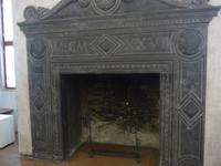 Kamin im schwarzen Kaminzimmer