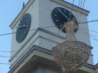 Rathausturm Meran mit weihnachtlicher Beleuchtung in den Gassen