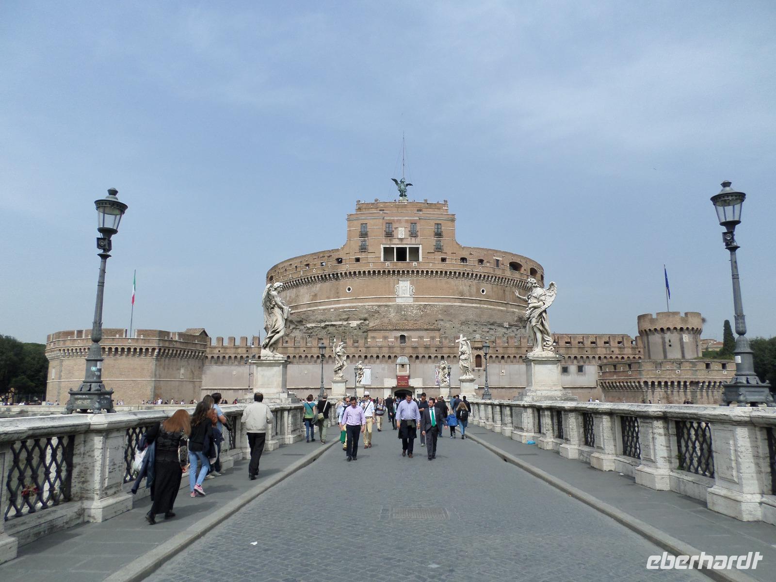 Blick von der Engelsbrücke zur Engelsburg