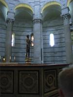 Pisa, Baptisterium innen mit Taufbecken
