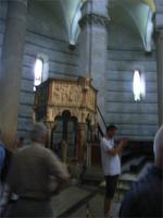 Pisa, Baptisterium innen mit Pisano-Kanzel