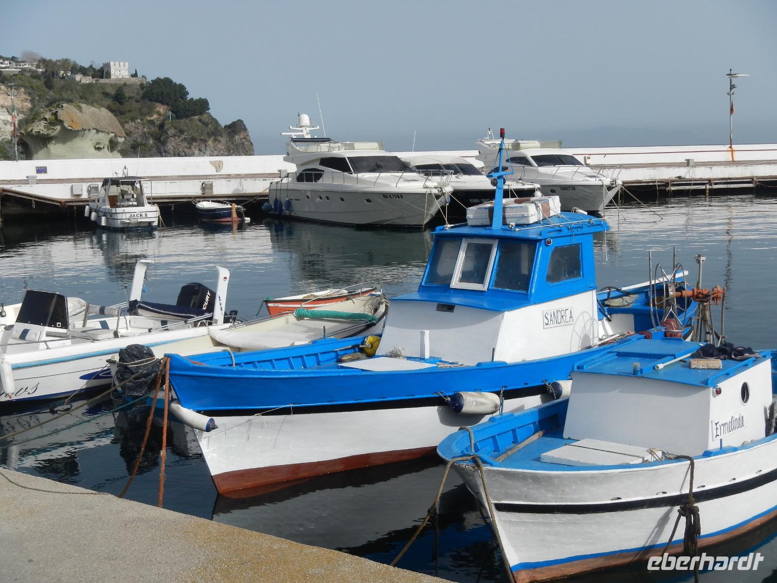 Boote im Hafen von Lacco Ameno 