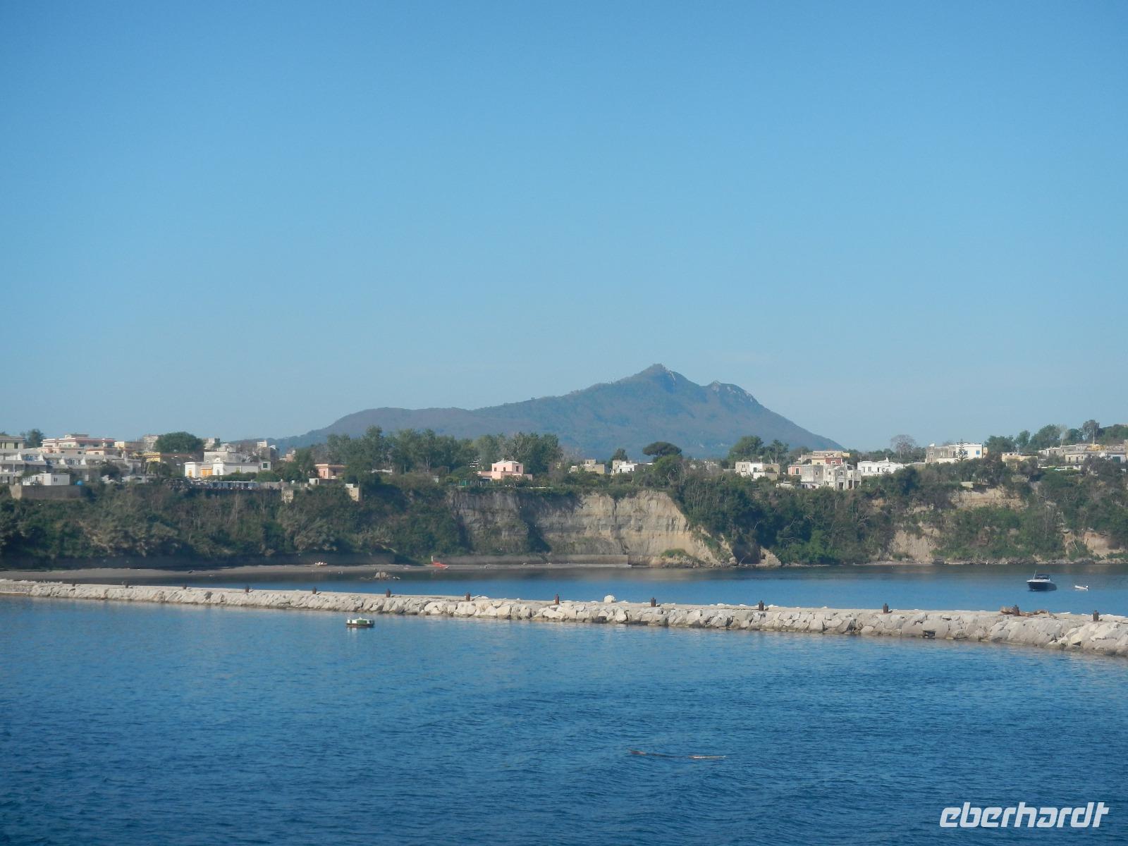 Im Hintergrund Ischia mit Monte Epomeo