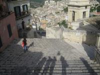 Die Treppen führen tief hinab. 