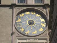 die astronomische Uhr am Glockenturm