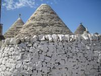 Die weiß gestrichene Mauer lässt die Gebäude noch geheimnisvoller erscheinen. 