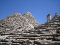 Die Dachsteine liegen aufgeschichtet übereinander. 