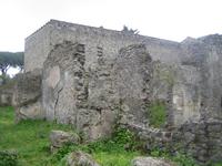 Ruinen vor gut erhaltenen Mauern 