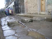 Straße mit Gehsteigsteinen 