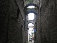 Viele Bögen queren die Gasse. 