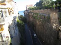 tiefe Straßenschlucht 