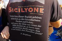 Wahre Worte auf der Brust von Simon