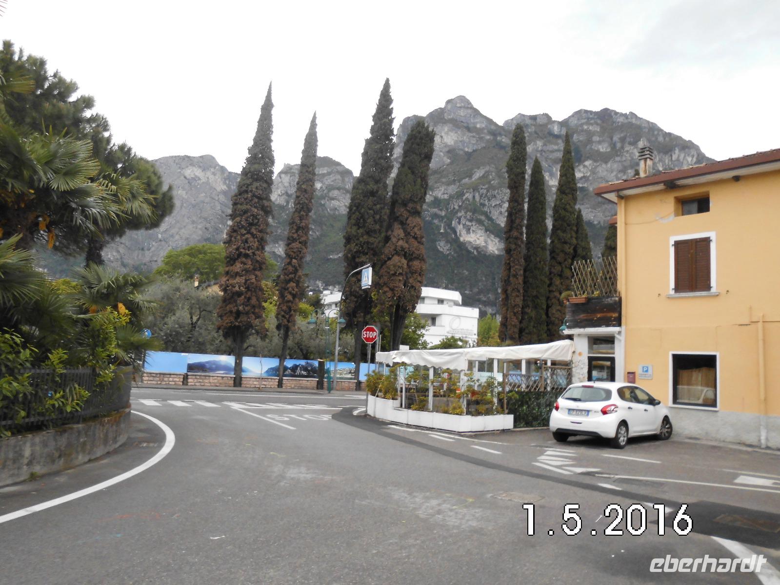 1 Blick von unserem Hotel in Riva auf die umgebenden Berge 