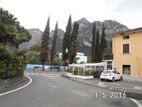 1 Blick von unserem Hotel in Riva auf die umgebenden Berge 