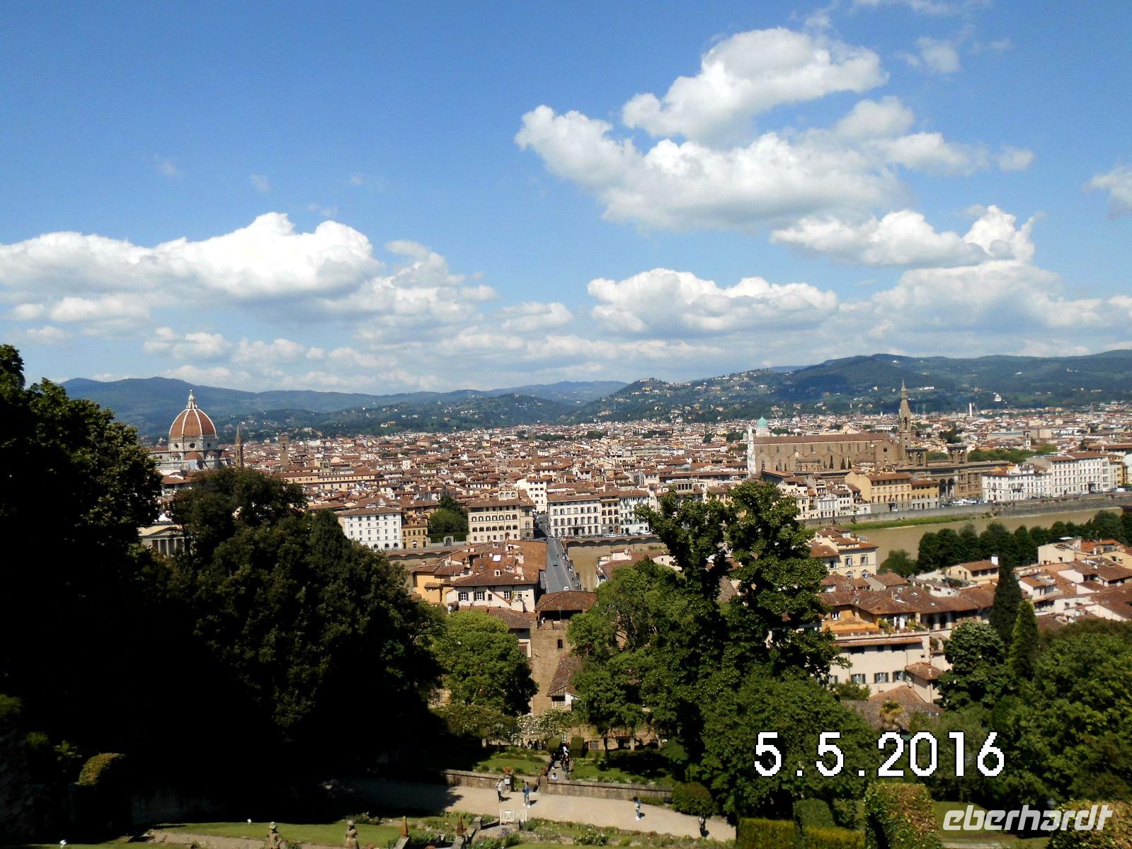  57 Domkuppel Santa Croce ,im Hintergrund auf dem Hügel-Fiesole
