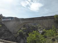 Bus fährt über die Brücke des Golo