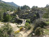 Spaziergang über alte genuesische Brücke im Golotal
