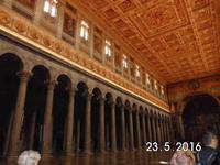  80 monolithische Granitsäulen tragen das Kirchenschiff