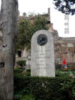 Auf dem Nichtkatholischen Friedhof liegt das Grab von August Goethe-Sohn des Dichters -