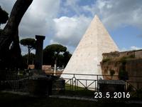 ein ungewöhliches Grabmal:die Cestiuspyramide