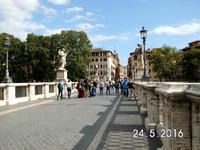 -die berühmteste ist wohl die Engelsbrücke.