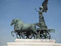 Plastik auf der Terrasse des Denkmals