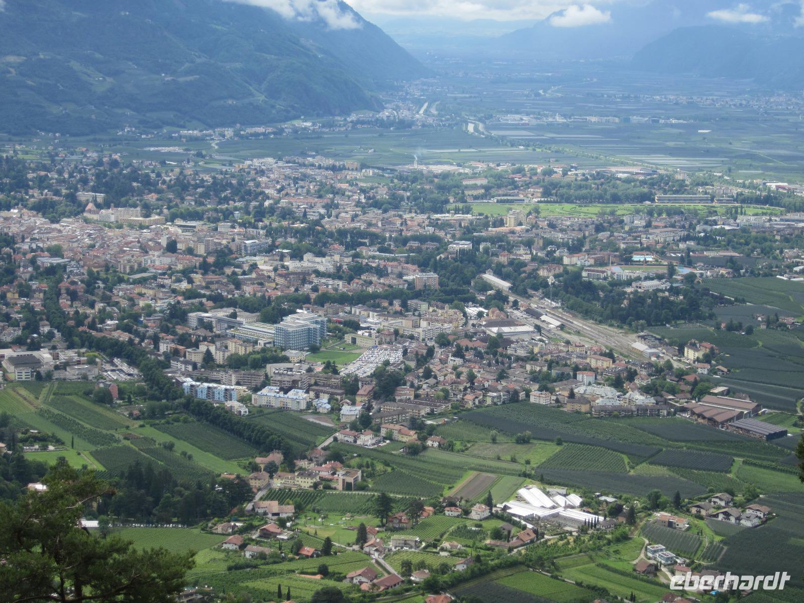 Blick auf Dorf Tirol und Meran