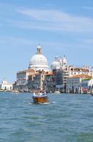 Auf dem Canal Grande in Venedig mit dem Wassertaxi