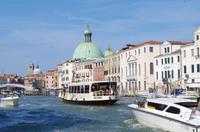 Auf dem Canal Grande in Venedig mit dem Wassertaxi