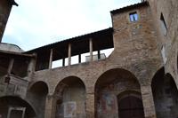 San Gimignano - Innenhof des Rathauses mit Fresken