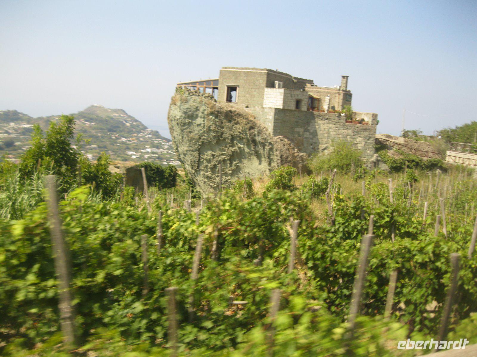 IMG_6364 Haus aus grünem Tuffstein - wie Schiffsbug