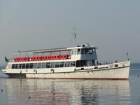 Einfahrt eines der vielen Schiffe die auf Gardasee verkehren