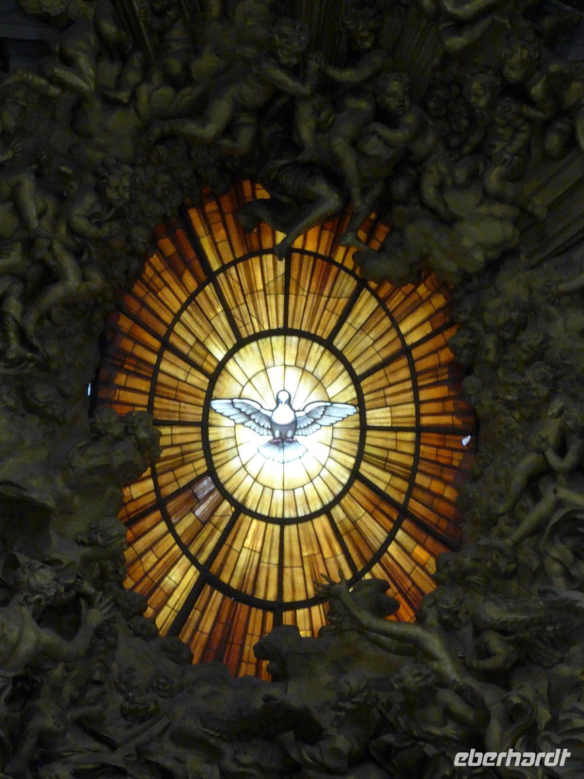 Darstellung Taube im Fenster in Apsis - Flügelspannweite fast 2 Meter