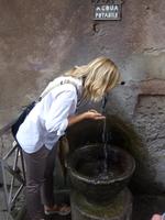 Agi zeigt wie Römer an öffentlichen Brunnen trinken
