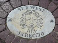 Himmelsrichtungsangabe an den Brunnen am Petersplatz